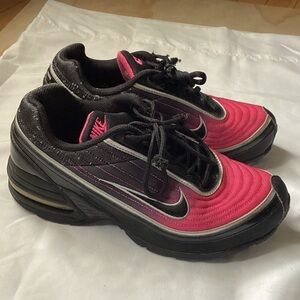 Nike Women's Black and Pink Sneakers
